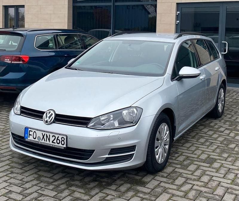 Silber Gebraucht 2014 VW Golf VII Trendline Kombi | 6.955 € (Fairer Preis) - Bild 1/4
