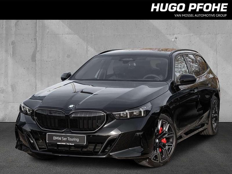 Saphirschwarz metallic Neu 2025 BMW 540 Performance Kombi | 92.748 € - Bild 1/4