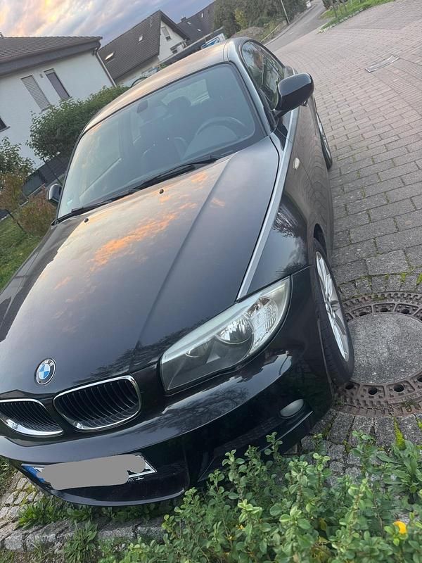 Schwarz Gebraucht 2011 BMW 120 Coupé Coupé | 6.999 € (Guter Preis) - Bild 1/2