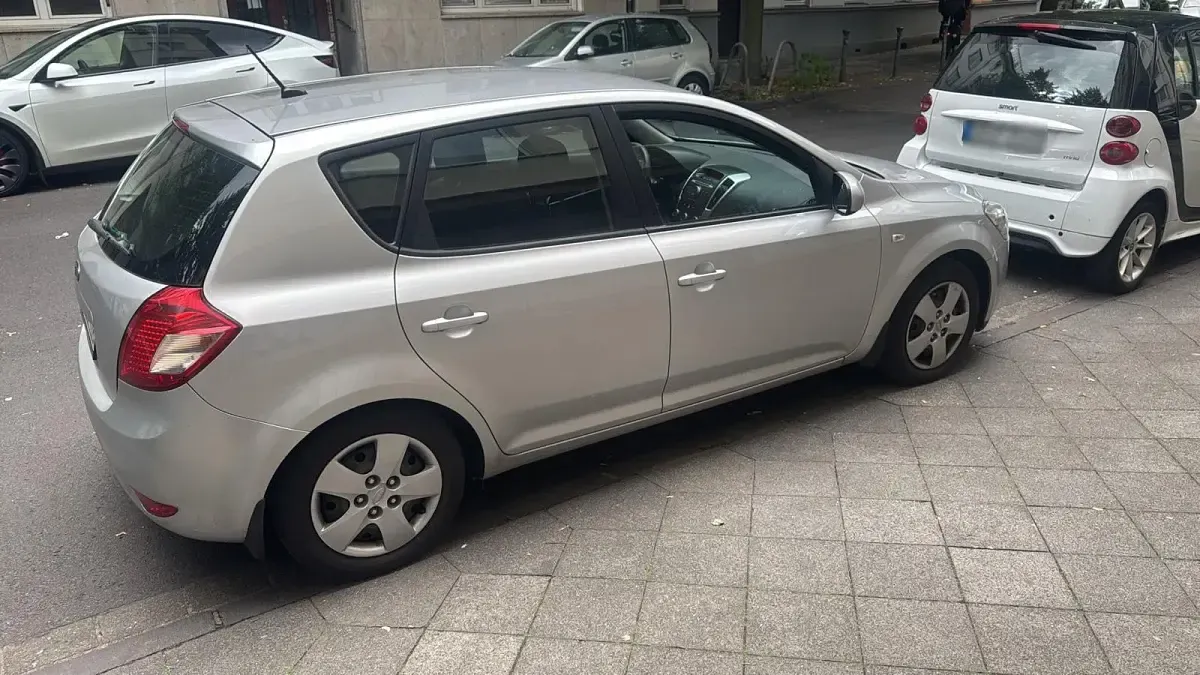 Gebraucht Kia Ceed 90 PS (66 kW) 2010 Silber Kleinwagen