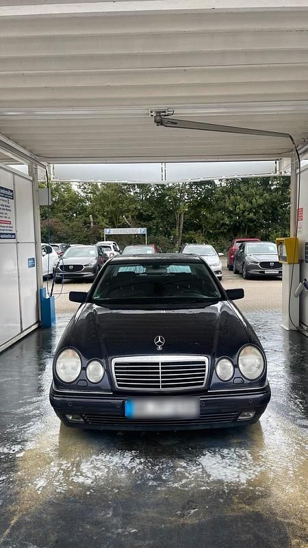Violet Gebraucht 1998 Mercedes E280 Limousine | 2.500 € (Fairer Preis) - Bild 1/4