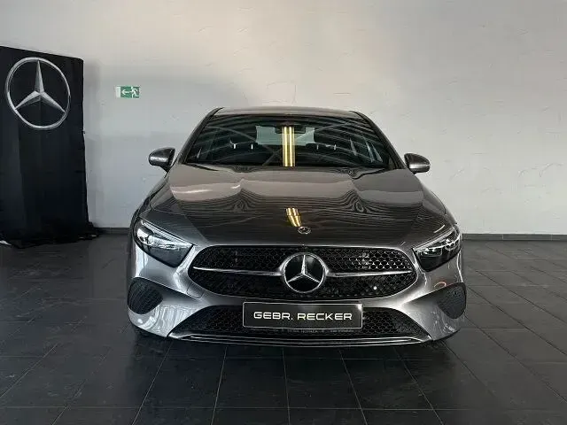 Gebraucht Mercedes A220 Progressive 190 PS (139 kW) 2024 Lack mountaingrau Limousine