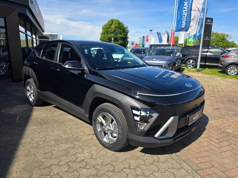 Neu Hyundai Kona Select 105 PS (77 kW) 2025 Abyss black / mic SUV