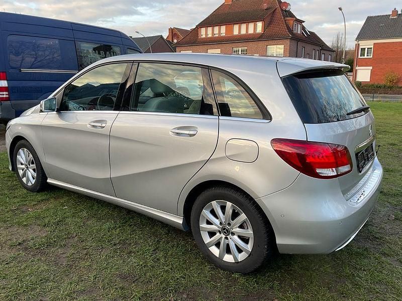 Gebraucht Mercedes B180 122 PS (89 kW) 2017 Silber Van / Kleinbus