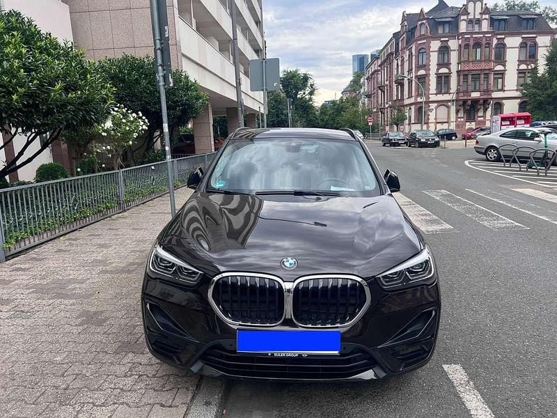 Braun Gebraucht 2021 BMW X1 Sport Line SUV | 21.900 € (Superpreis) - Bild 1/4