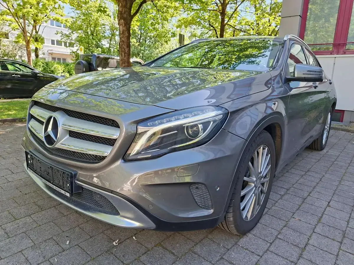 Gebraucht Mercedes GLA250 211 PS (155 kW) 2015 Mountaingrau  met. SUV