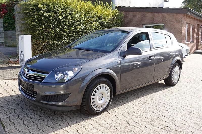 Grau Gebraucht 2009 Opel Astra Selection Limousine | 5.400 € (Teuer) - Bild 1/4
