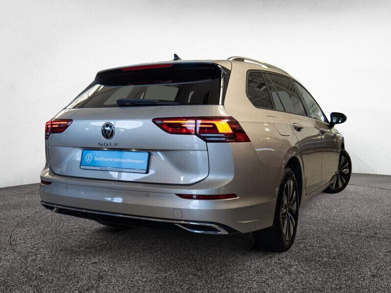 Gebraucht VW Golf VIII Move 116 PS (85 kW) 2023 Ivory silver metallic Kombi