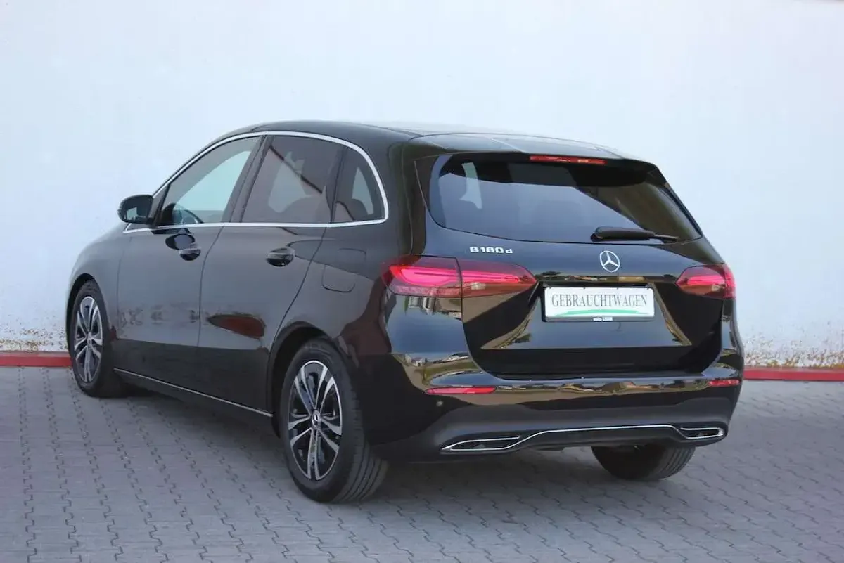 Second-hand Mercedes B180 Progressive 116 CP (85 kW) 2025 Negru Monovolum