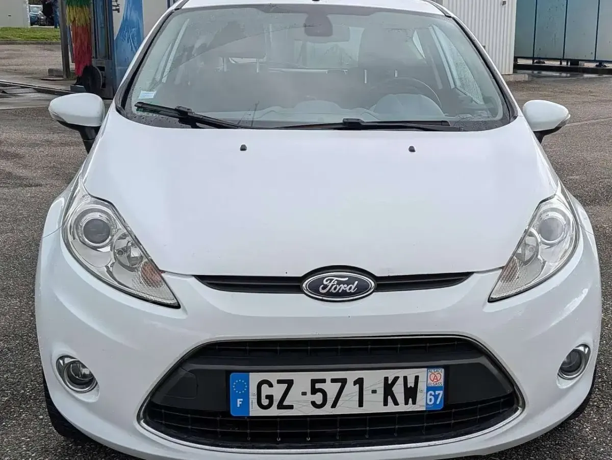 Gebraucht Ford Fiesta Trend 95 PS (69 kW) 2011 Weiß Limousine