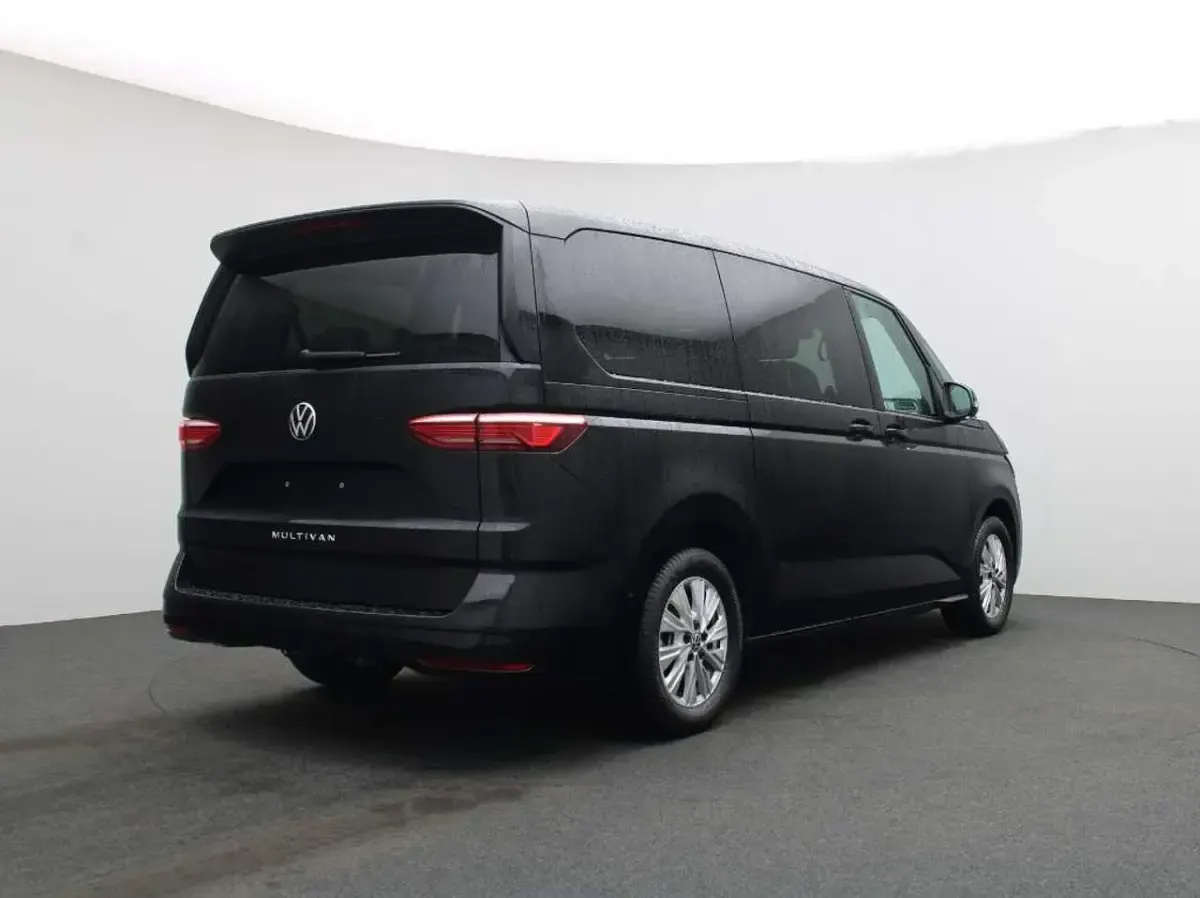Gebraucht VW Multivan Life 150 PS (110 kW) 2025 Deep black perleffekt Van / Kleinbus