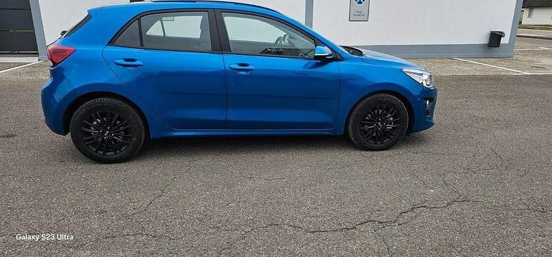Blau Gebraucht 2023 Kia Rio Spirit Limousine | 15.900 € (Superpreis) - Bild 1/4