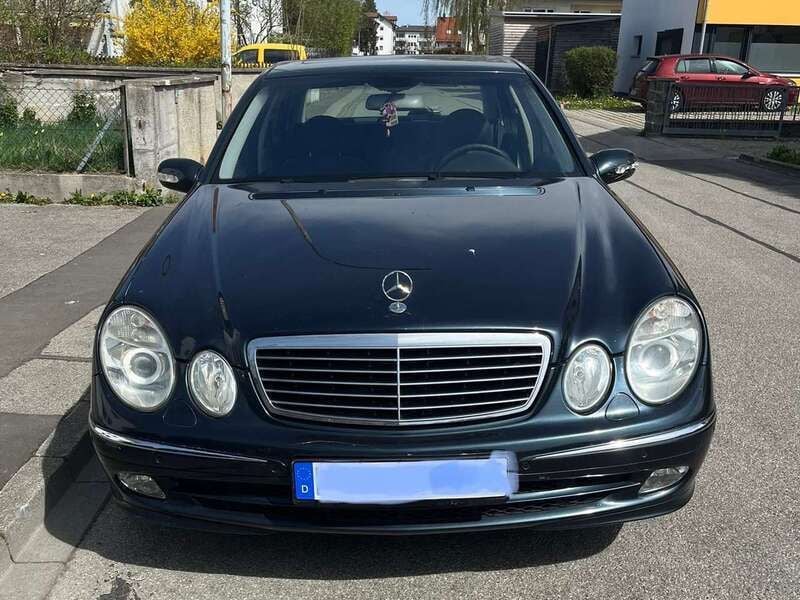 Blau Gebraucht 2003 Mercedes E240 Avantgarde Limousine | 1.900 € (Superpreis) - Bild 1/4