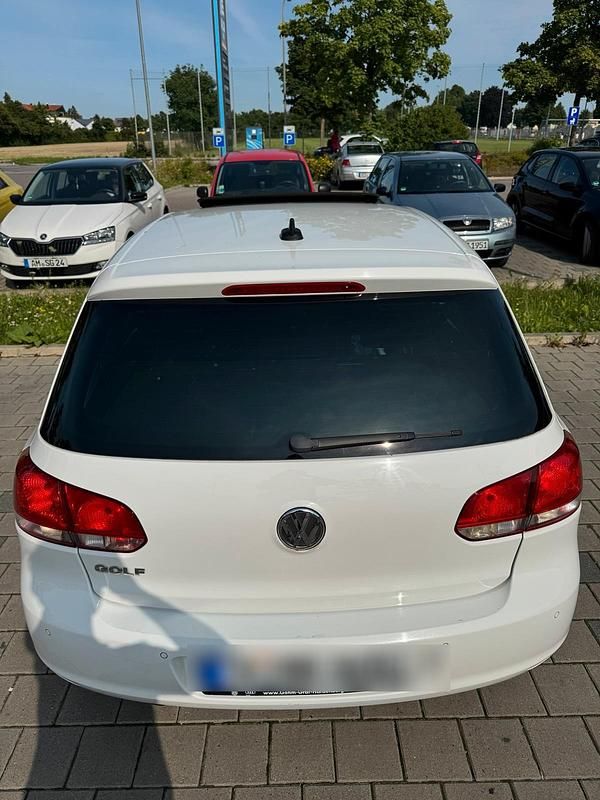 Gebraucht VW Golf VI 105 PS (77 kW) 2012 Weiß Kleinwagen