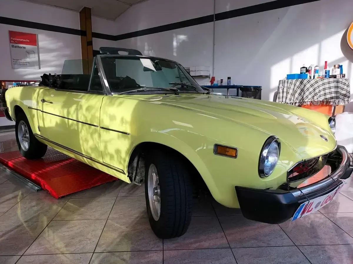 Gebraucht Fiat 124 Spider 82 PS (60 kW) 1977 Gelb Cabrio
