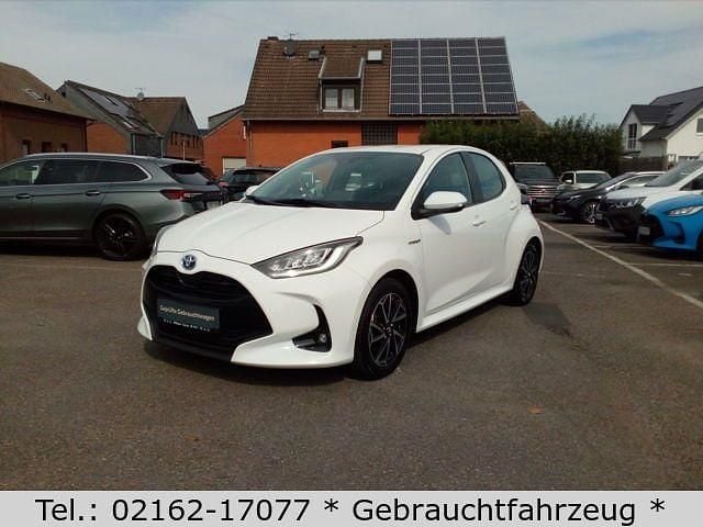 Weiß Gebraucht 2021 Toyota Yaris Hybrid Comfort Limousine | 16.880 € (Fairer Preis) - Bild 1/4