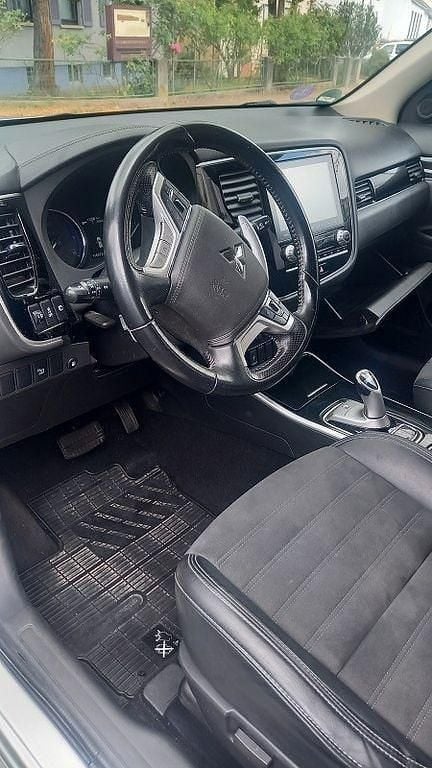 Silber Gebraucht 2021 Mitsubishi Outlander P-HEV Basis SUV | 19.350 € (Fairer Preis) - Bild 1/4