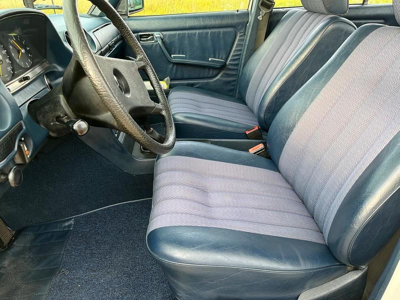 Gebraucht Mercedes 200 109 PS (80 kW) 1982 Weiß Limousine