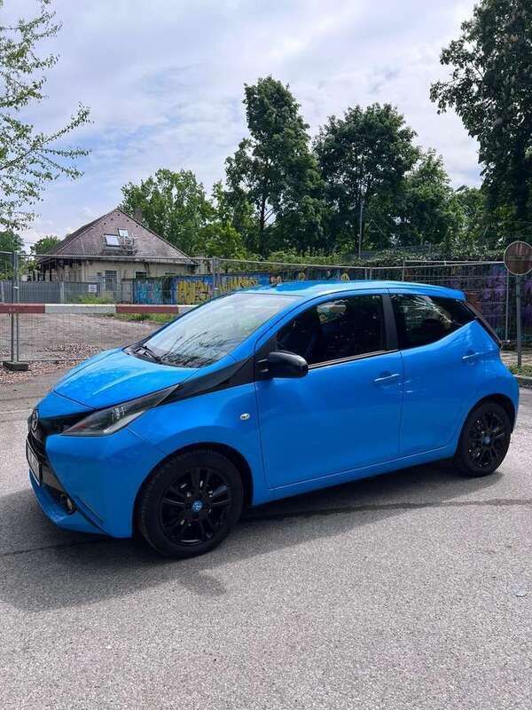 Blau Gebraucht 2015 Toyota Aygo Kleinwagen | 6.600 € (Etwas zu teuer) - Bild 1/4