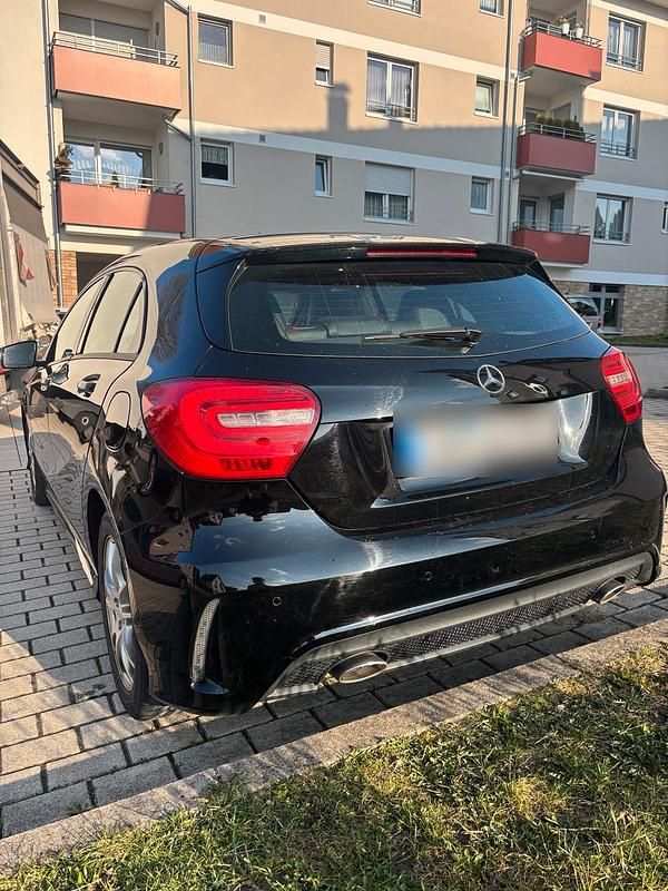 Gebraucht Mercedes A200 136 PS (100 kW) 2015 Schwarz Limousine