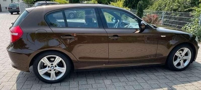 Braun Gebraucht 2010 BMW 118 Lifestyle Kleinwagen | 4.100 € (Guter Preis) - Bild 1/4