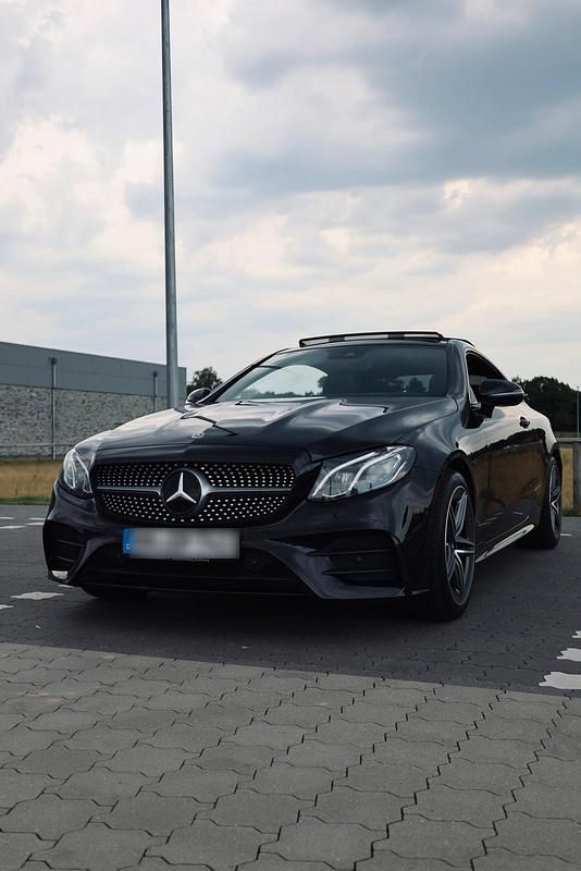 Schwarz Gebraucht 2017 Mercedes E220 Coupé | 29.500 € (Fairer Preis) - Bild 1/4