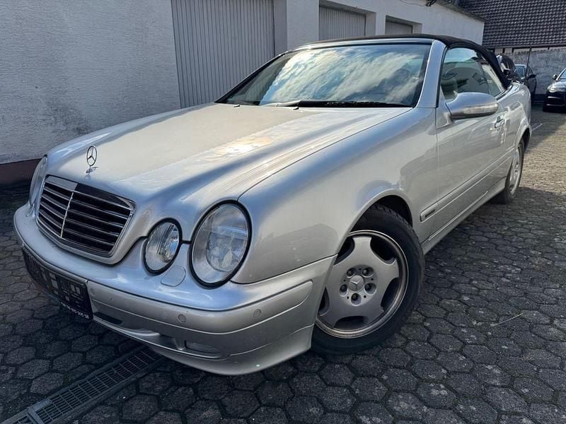 Silber Gebraucht 2000 Mercedes CLK320 Elegance Cabrio | 12.000 € - Bild 1/4
