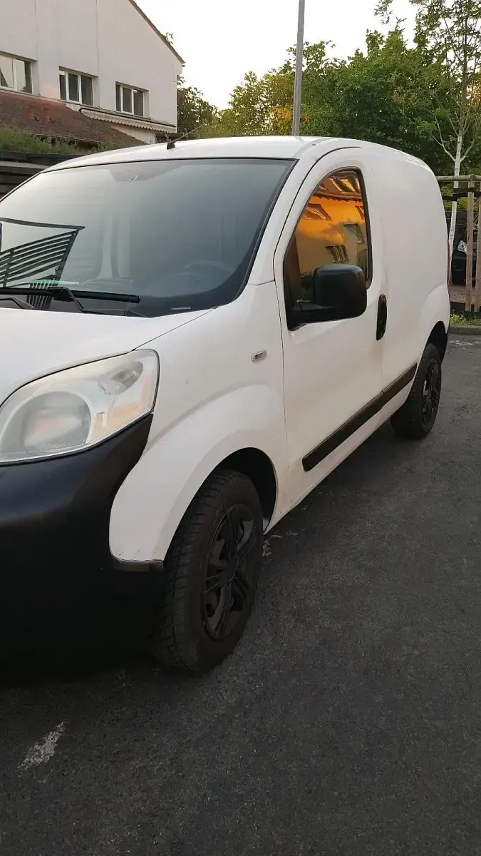 Gebraucht Peugeot Bipper 75 PS (55 kW) 2011 Weiß Van / Kleinbus