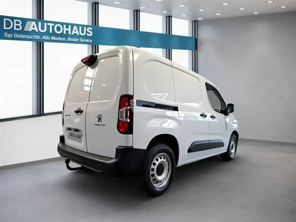 Gebraucht Peugeot Partner Premium 102 PS (75 kW) 2023 Weiß Van / Kleinbus