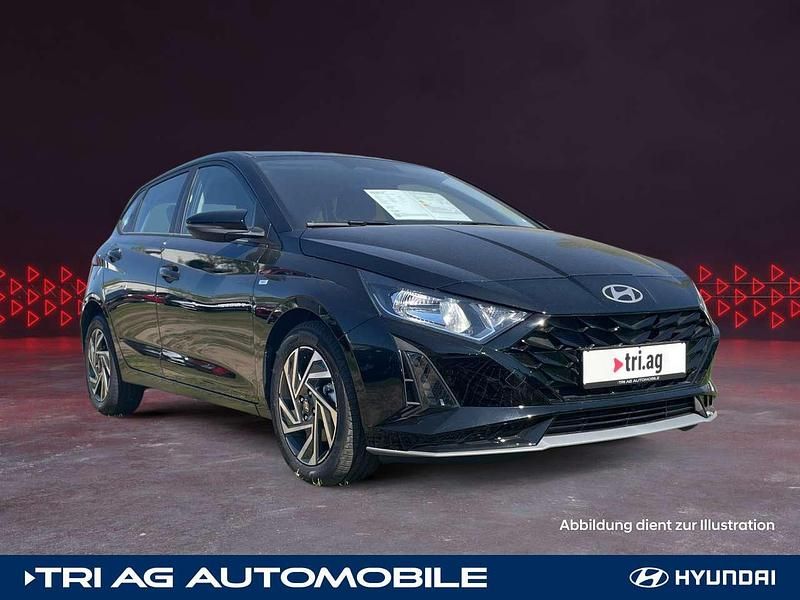 Phantom black / met Neu 2024 Hyundai i20 Trend Limousine | 19.299 € (Fairer Preis) - Bild 1/4