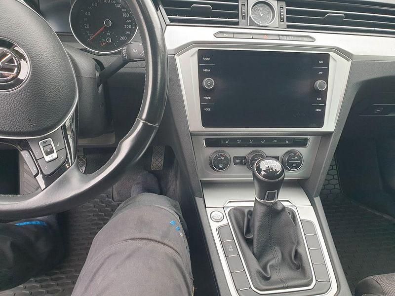 Weiß Gebraucht 2017 VW Passat Highline Kombi | 13.500 € (Guter Preis) - Bild 1/4
