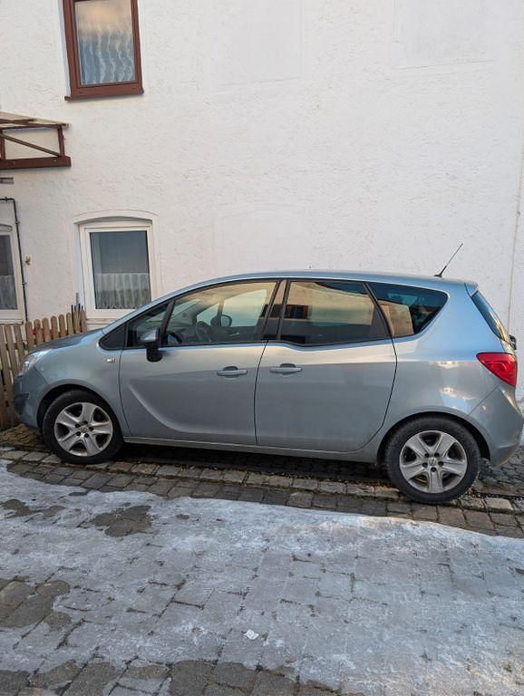 Silber Gebraucht 2011 Opel Meriva Color Edition Van / Kleinbus | 4.900 € (Fairer Preis) - Bild 1/4