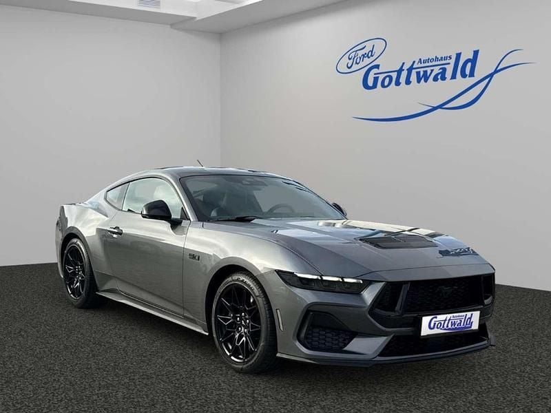 Carbonized gray/asher gray Neu 2025 Ford Mustang GT Fastback Coupé | 55.990 € (Guter Preis) - Bild 1/4