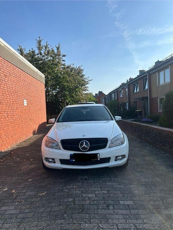 Weiß Gebraucht 2010 Mercedes C300 Avantgarde Limousine | 8.500 € (Guter Preis) - Bild 1/4