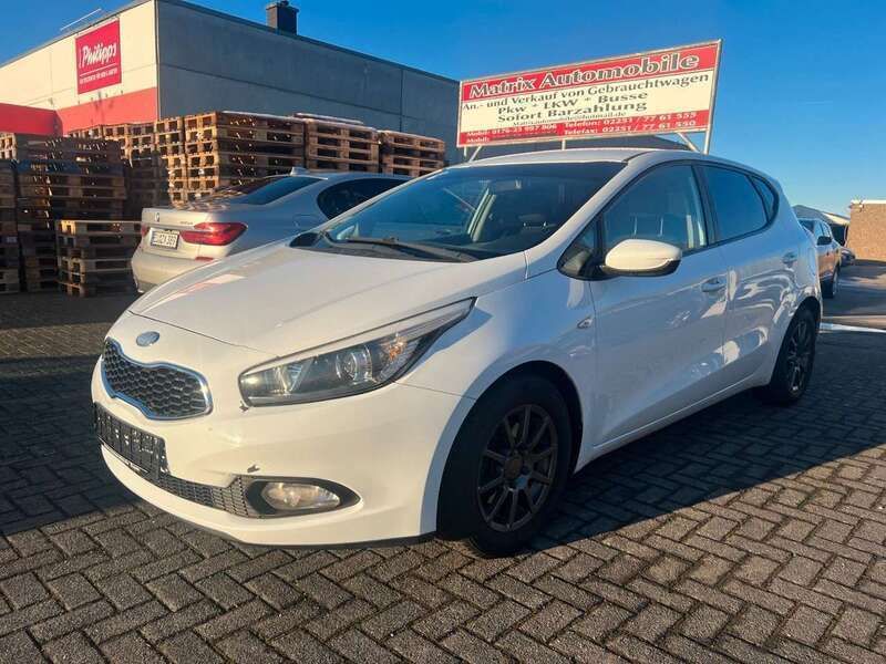 Weiß Gebraucht 2013 Kia Ceed Edition 7 Limousine | 3.499 € (Etwas zu teuer) - Bild 1/4