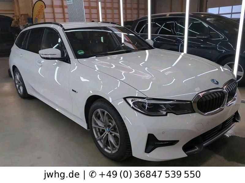Gebraucht BMW 330e Shadowline 252 PS (185 kW) 2021 Weiß Kombi