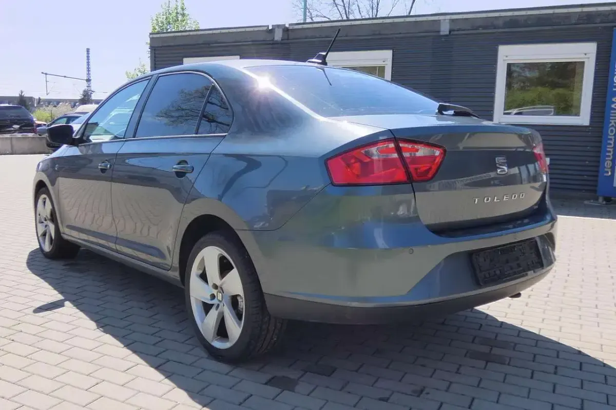 Gebraucht Seat Toledo Style 105 PS (77 kW) 2014 "rodium" grau Kleinwagen