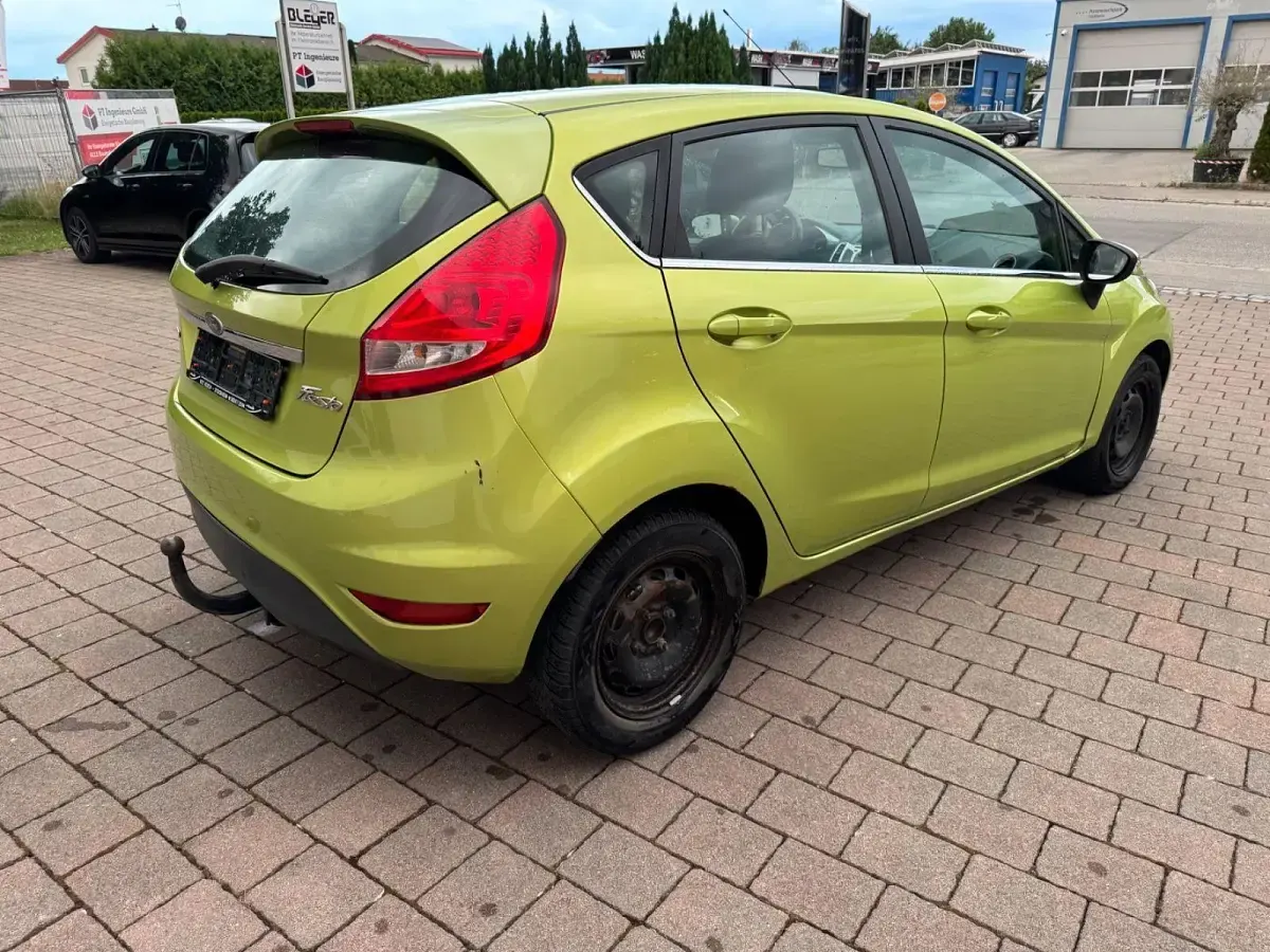 Gebraucht Ford Fiesta Titanium 95 PS (69 kW) 2010 Grün Limousine