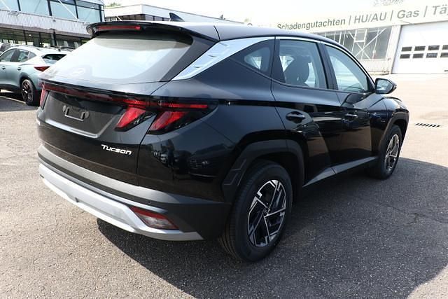 Abyss black metallic abyss black metallic Neu 2025 Hyundai Tucson Select SUV | 26.452 € (Superpreis) - Bild 1/4