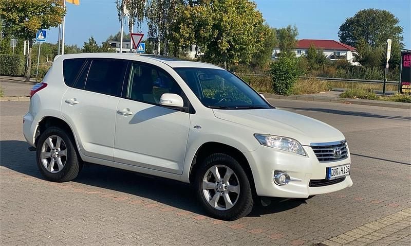 Weiß Gebraucht 2011 Toyota RAV4 SUV | 8.999 € (Fairer Preis) - Bild 1/4