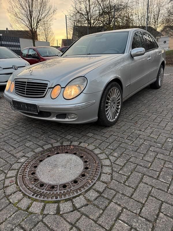 Gebraucht Mercedes E220 150 PS (110 kW) 2003 Silber Limousine