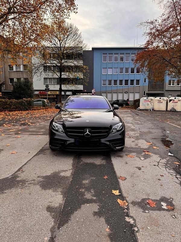 Gebraucht Mercedes E220 AMG line 194 PS (142 kW) 2017 Schwarz Limousine