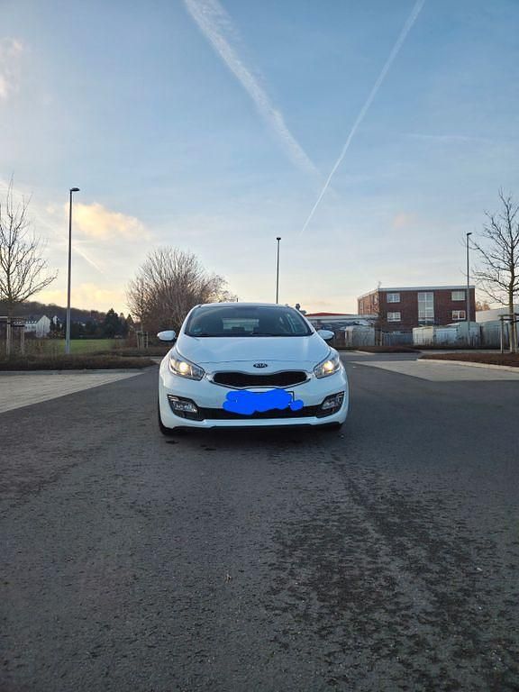 Gebraucht Kia Ceed Spirit 135 PS (99 kW) 2013 Weiß Kleinwagen