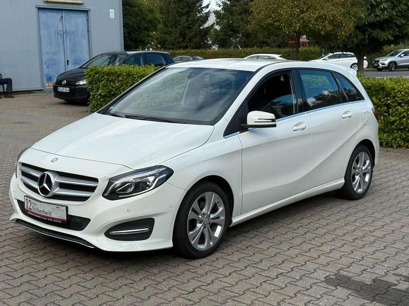 Weiß Gebraucht 2016 Mercedes B180 Van / Kleinbus | 15.990 € (Fairer Preis) - Bild 1/2