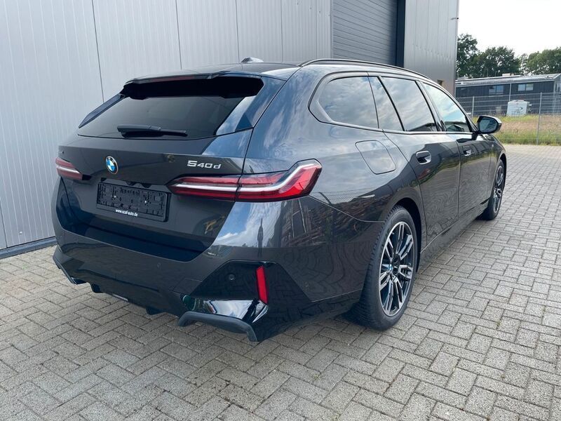 Gebraucht BMW 540 Performance 303 PS (222 kW) 2024 Sophistograu brillanteffekt me Kombi