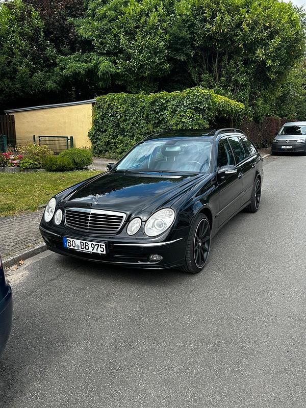 Schwarz Gebraucht 2005 Mercedes 320 Avantgarde Kombi | 6.100 € - Bild 1/4
