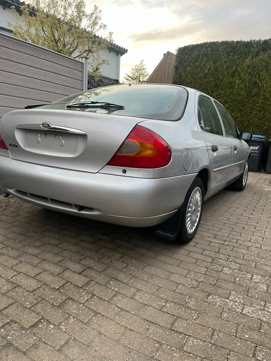 Usado Ford Mondeo 115 CV (84 kW) 1999 Plateado Berlina