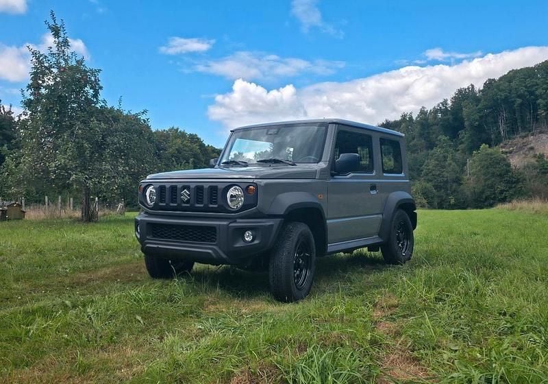 Grau Gebraucht 2023 Suzuki Jimny Comfort+ SUV | 29.200 € (Guter Preis) - Bild 1/4