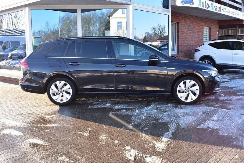 Gebraucht VW Golf VIII Style 150 PS (110 kW) 2022 Deep black perleffekt (metallic) Kombi