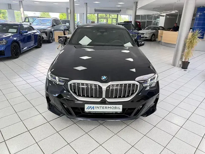 Gebraucht BMW 540 M Sport 303 PS (222 kW) 2025 Carbonschwarz Limousine